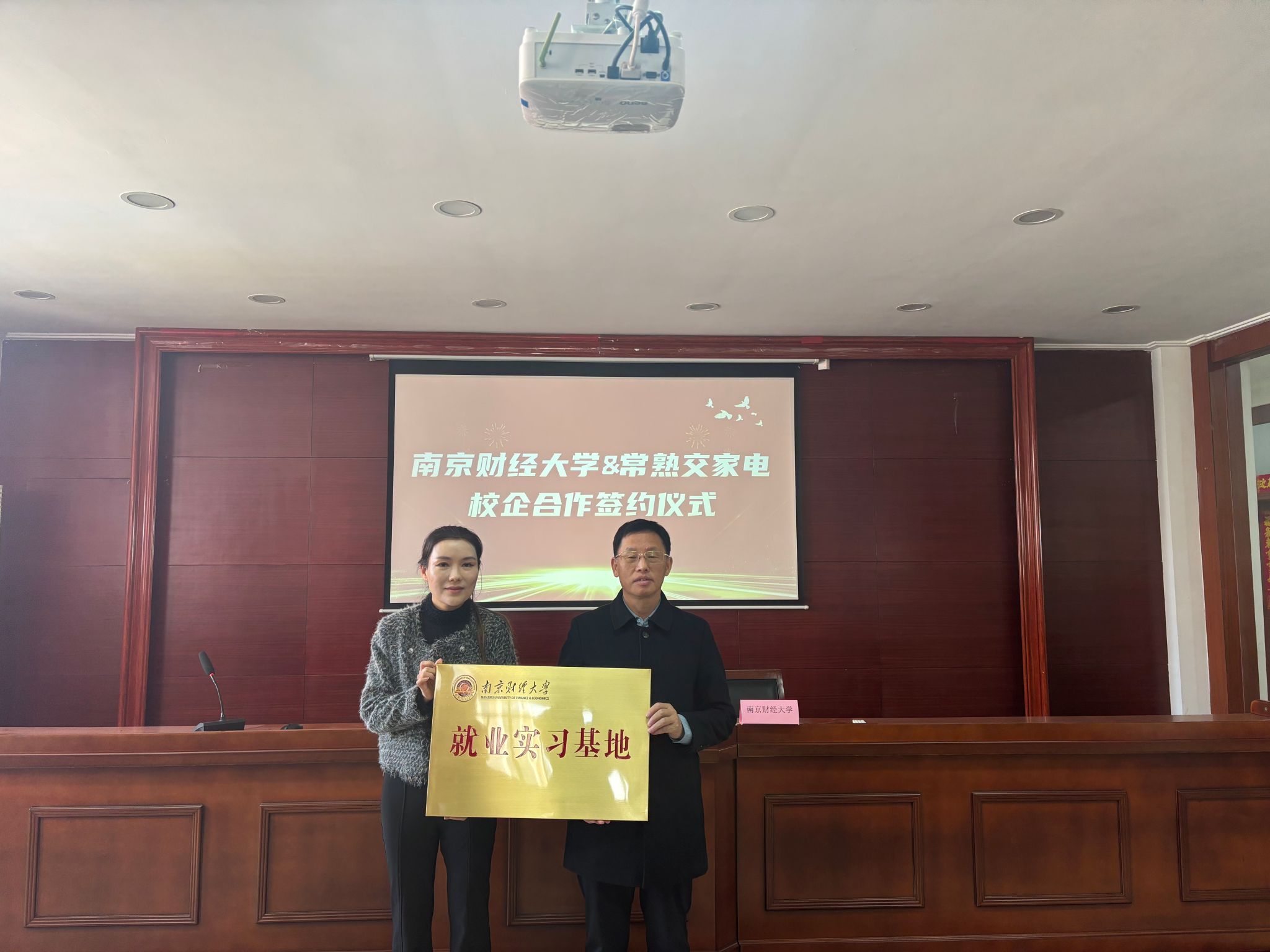 AG体育-苏州大学副校长前往训练基地，为苏州队守门员纪振勇拨穗(加州大学伯克利分校)